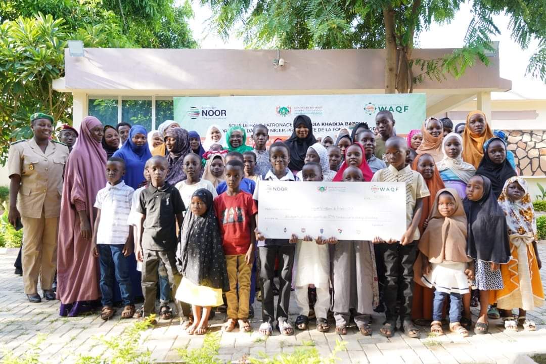 En prélude à la rentrée scolaire, 2022-2023, la Haute Autorite du Waqf et la FondationNoor ont procédé à une action sociale à l’endroit des orphelins scolarisés des agents des FDS ainsi que des veuves étudiantes.