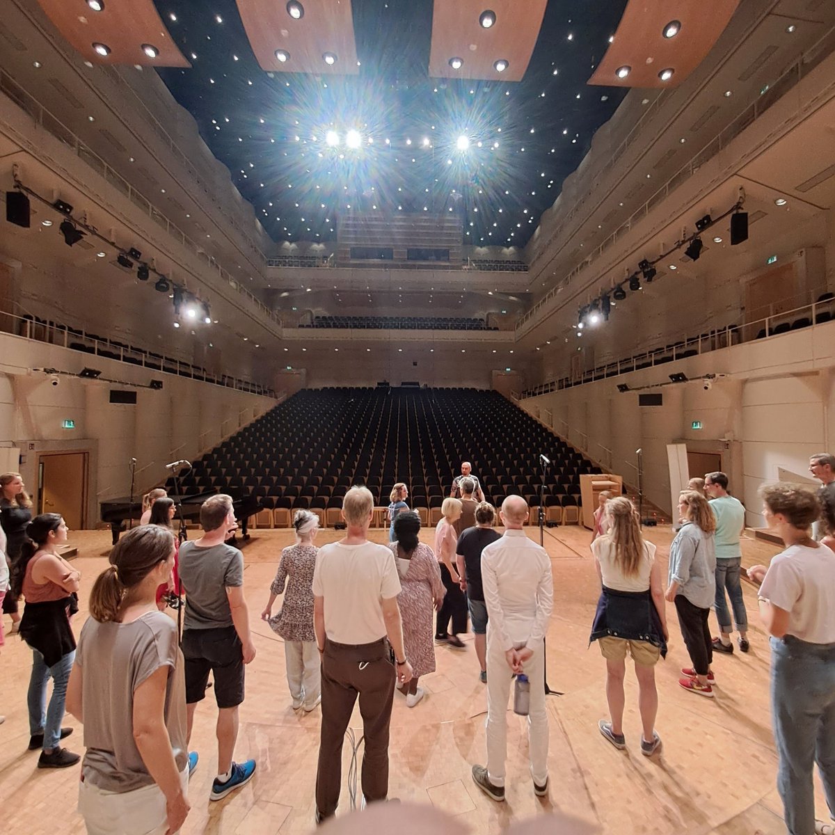 bonnerjazzchor's tweet photo. Immernoch gefläscht vom Landeschorwettbewerb!! 🤩 Von dem Wettbewerbssingen, über das Soundcheck, zum Abendkonzert, es war ein toller Tag voller bewegende Gesang, helle Bühnen, und Schmetterlinge im Bauch. 🎵🎶🦋🎤 
#bonnerjazzchor #LCWNRW2022 @andreafigallo https://t.co/ymBQuNTWNj