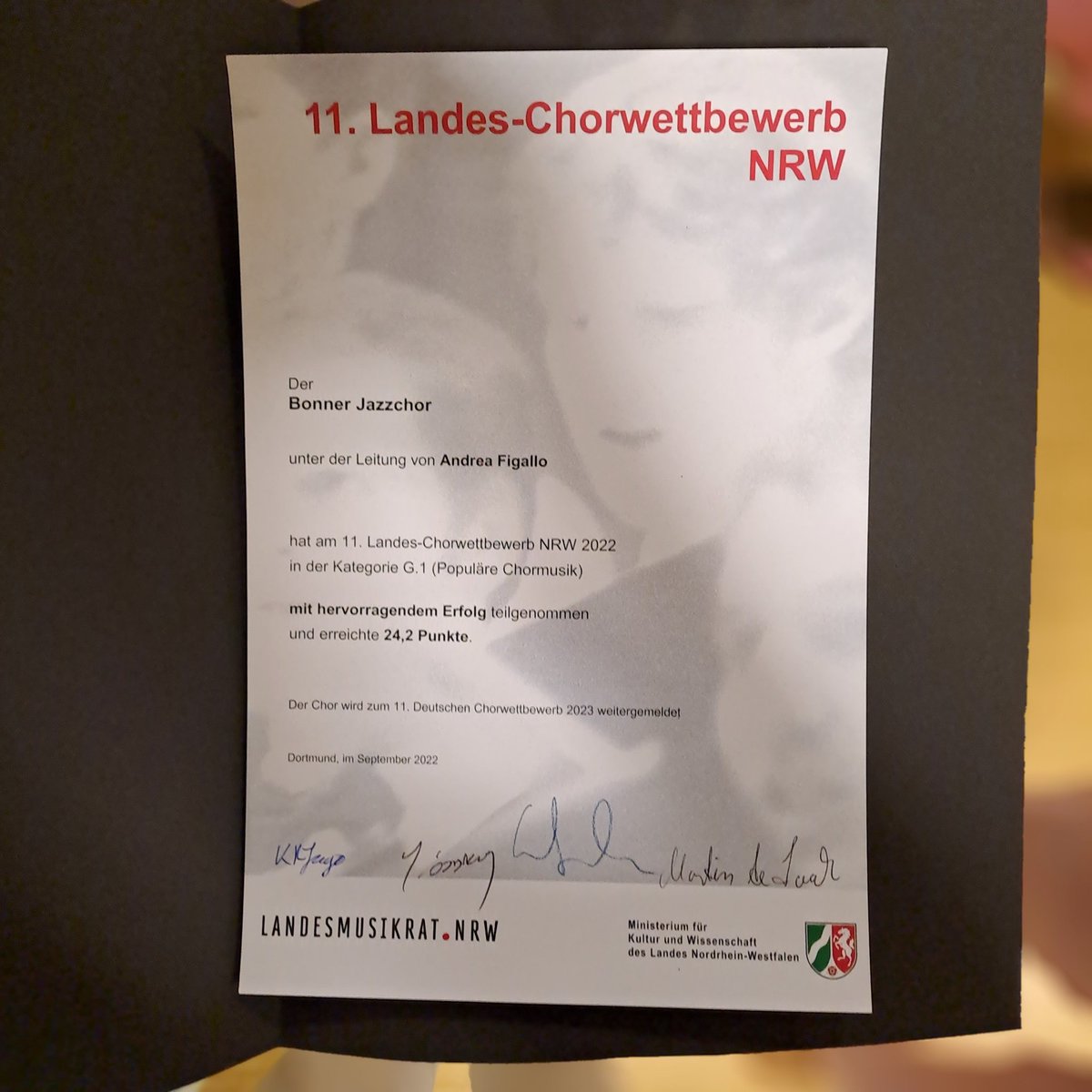 bonnerjazzchor's tweet photo. Immernoch gefläscht vom Landeschorwettbewerb!! 🤩 Von dem Wettbewerbssingen, über das Soundcheck, zum Abendkonzert, es war ein toller Tag voller bewegende Gesang, helle Bühnen, und Schmetterlinge im Bauch. 🎵🎶🦋🎤 
#bonnerjazzchor #LCWNRW2022 @andreafigallo https://t.co/ymBQuNTWNj