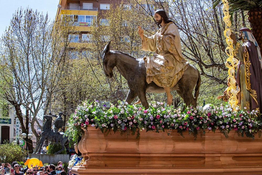 "Y hasta vuestra vejez yo seré el mismo, y hasta vuestras canas os soportaré yo; yo he hecho y yo llevaré; yo os soportaré y yo os alibraré" Isaias 46,4.
Día internacional de las Personas de Edad
