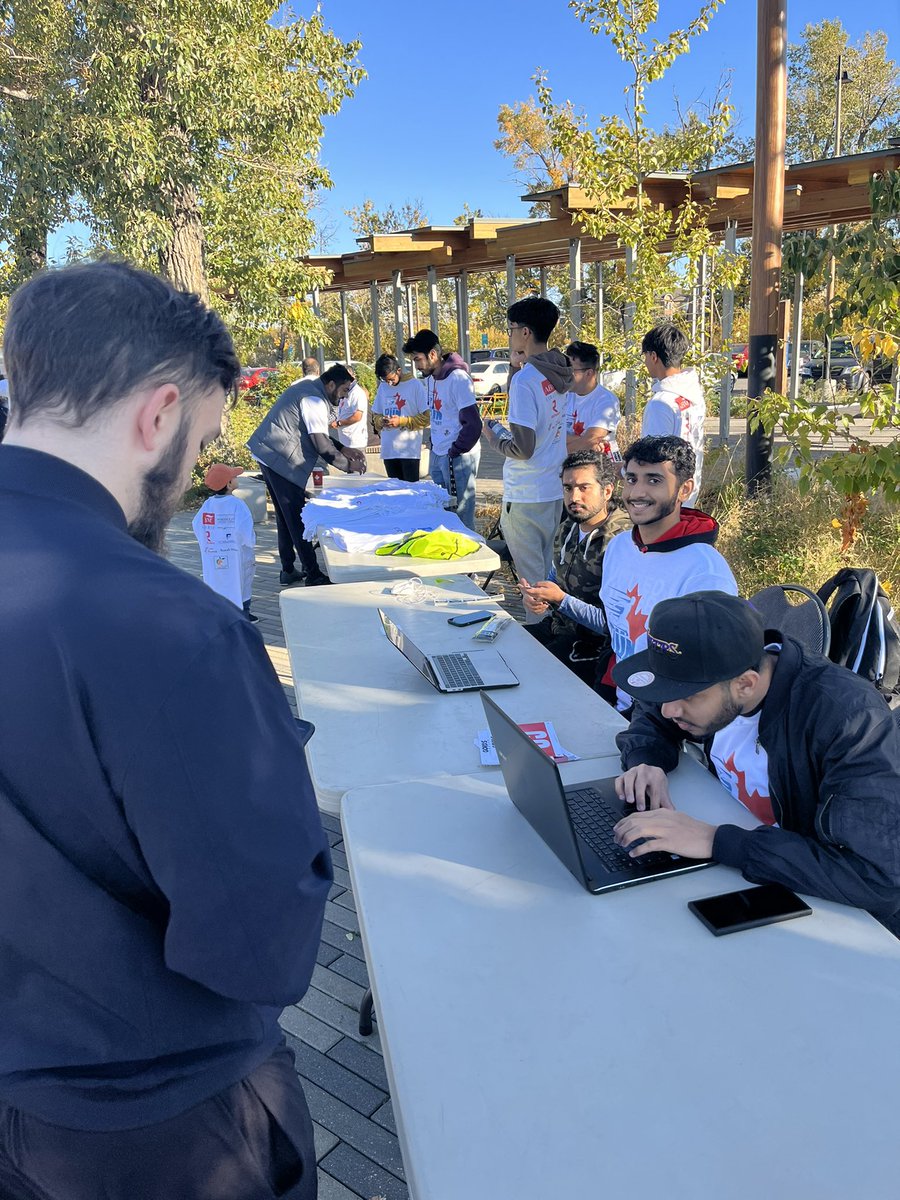 RunForCGY's tweet photo. Come down to the registration desk and get your T-shirtπ, water and goodie bag! #RunForCalgary #Mercy4Mankind https://t.co/UACV1o3Eas