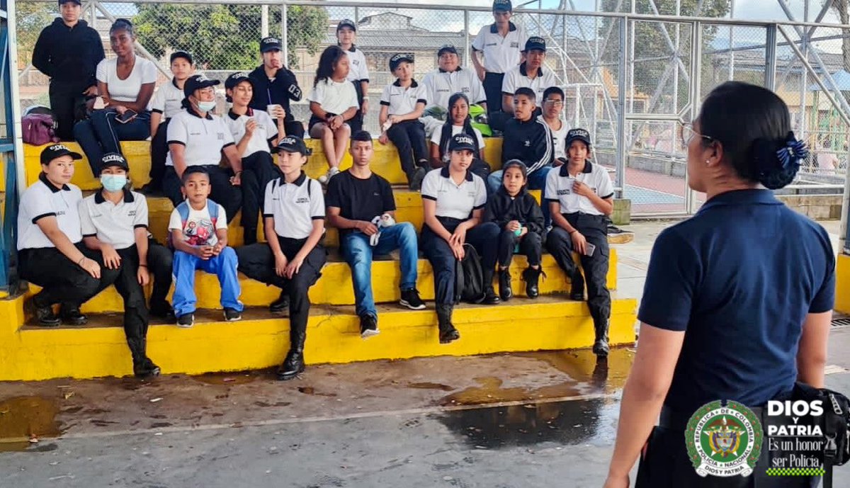 PoliciaPopayan's tweet photo. #ComunaOcho | Gracias a las gestiones adelantadas por nuestro grupo de prevención y educación ciudadana, nuestra Policía Cívica juvenil de #Popayán fue capacitada en diferentes temas de seguridad y primeros auxilios. #DiosYPatria #EsUnHonorSerPolicia https://t.co/rX2YIemWHW