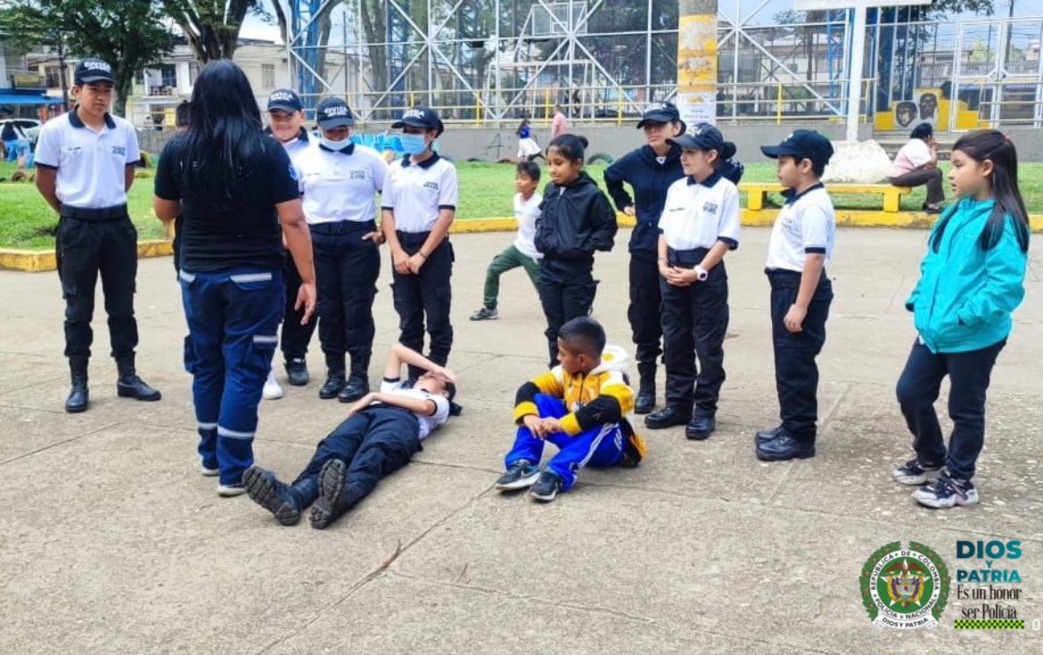 PoliciaPopayan's tweet photo. #ComunaOcho | Gracias a las gestiones adelantadas por nuestro grupo de prevención y educación ciudadana, nuestra Policía Cívica juvenil de #Popayán fue capacitada en diferentes temas de seguridad y primeros auxilios. #DiosYPatria #EsUnHonorSerPolicia https://t.co/rX2YIemWHW