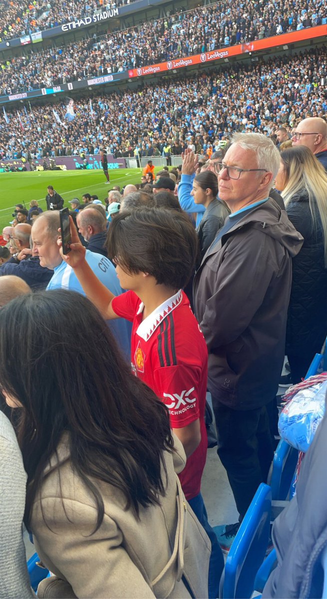 TrollFootball's tweet photo. Before kick off and 7 min after kick off https://t.co/oMzeJugP5A