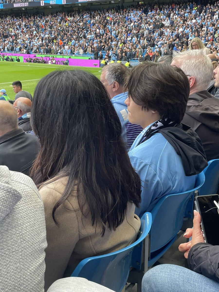 TrollFootball's tweet photo. Before kick off and 7 min after kick off https://t.co/oMzeJugP5A