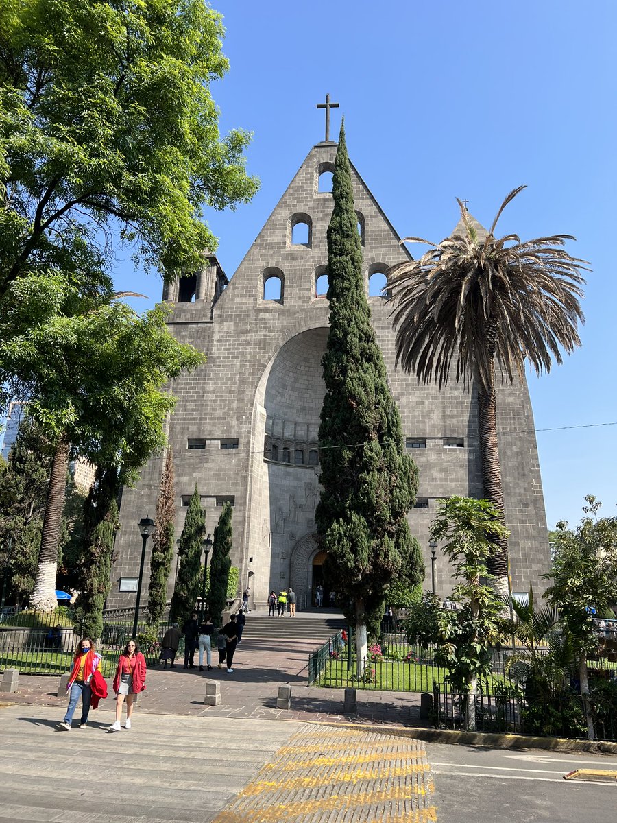 ChrisLandauUSA's tweet photo. Asistí a misa hoy en la impresionante Parroquia de San Agustín en Polanco, y me recordó de la enorme riqueza de 🇲🇽 en arquitectura eclesiástica.✝️ Hay de todo—barroco, gótico, moderno. ¿Tienen Uds algún templo preferido? Que pasen feliz domingo. https://t.co/eIKddd6w7y