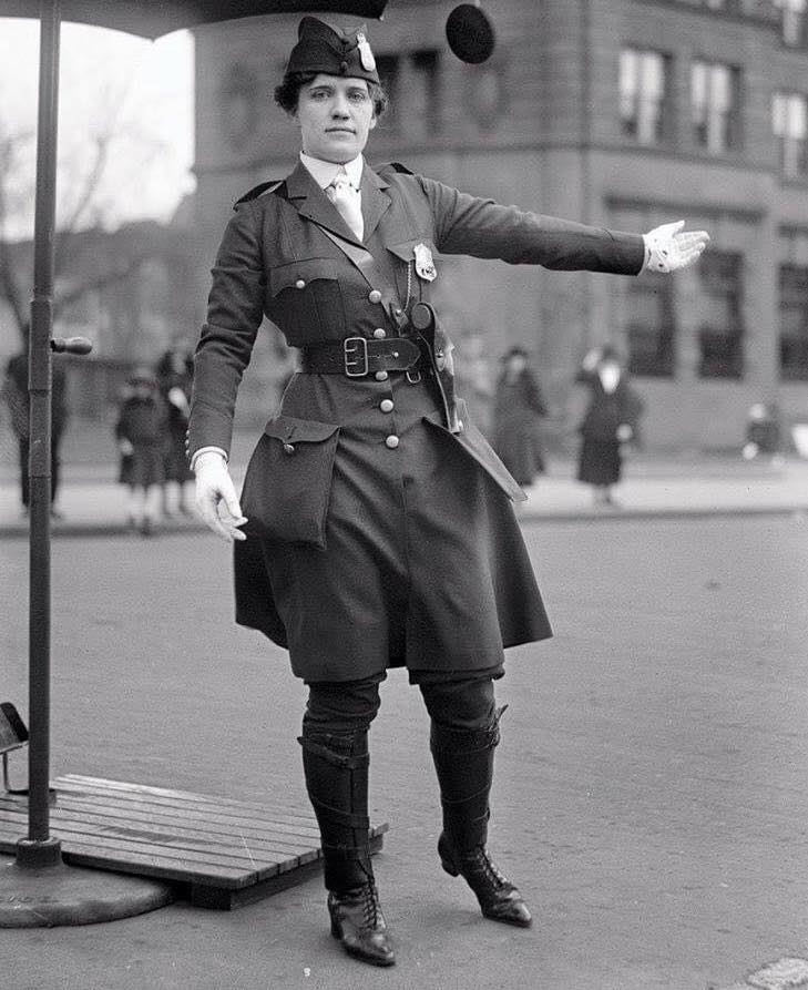 KlassikGlobal's tweet photo. Leola King, America’s first female traffic cop, 1918.
_
#KlassikGlobal #KlassikNation #StreamKalpop #KlassikAmerica #America #USA #BeingAKlassikan #CalvaryEP https://t.co/HJcgk4e8kN