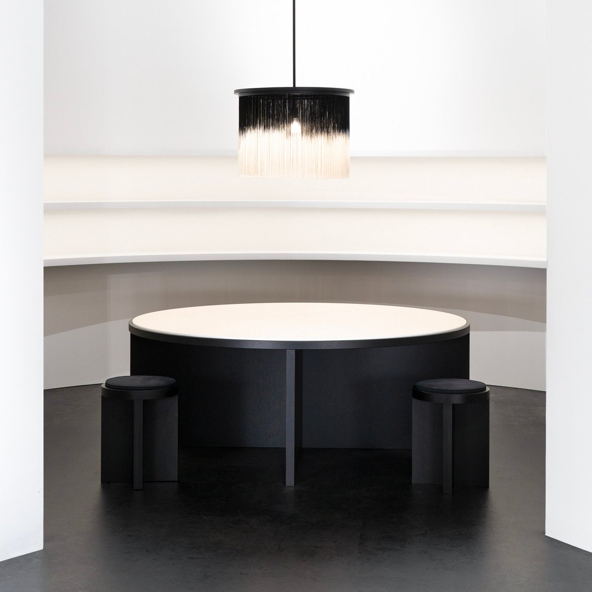 maigosia's tweet photo. ann demeulemeester’s first interior collection, designed in collaboration with serax (2022)

the furniture line also incorporates the juxtapositions we often see in ann demeulemeester collections - an ode to the same creative spirit behind her clothing https://t.co/DgiAuVRWIr