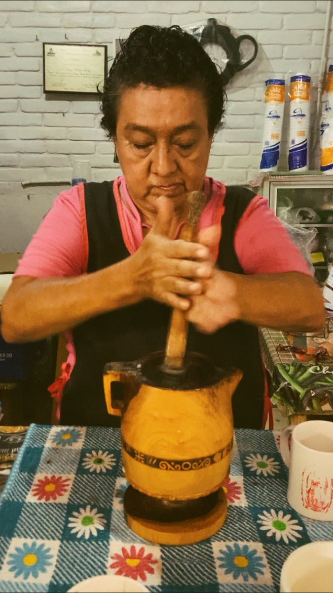 ToledoLuis's tweet photo. El chocolate caliente preparado en molinillo sigue vigente en los mercados de #Tabasco. 

Hicimos un reel para @TabTuristico  🎬 👉🏽https://t.co/fLGXC1Zfgb https://t.co/50CASB9ALM