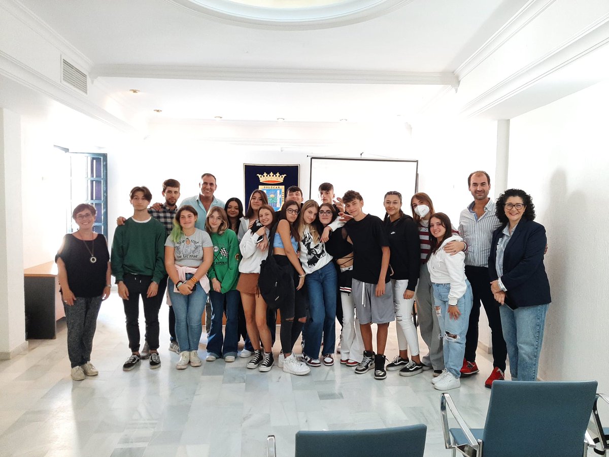 Visita de los alumnos/as italianos/as al Ayuntamiento de Sanlúcar la Mayor, donde fueron recibidos por el Alcalde y la Concejala de Educación. Después realizaron un tour guiado por los principales monumentos de la localidad.