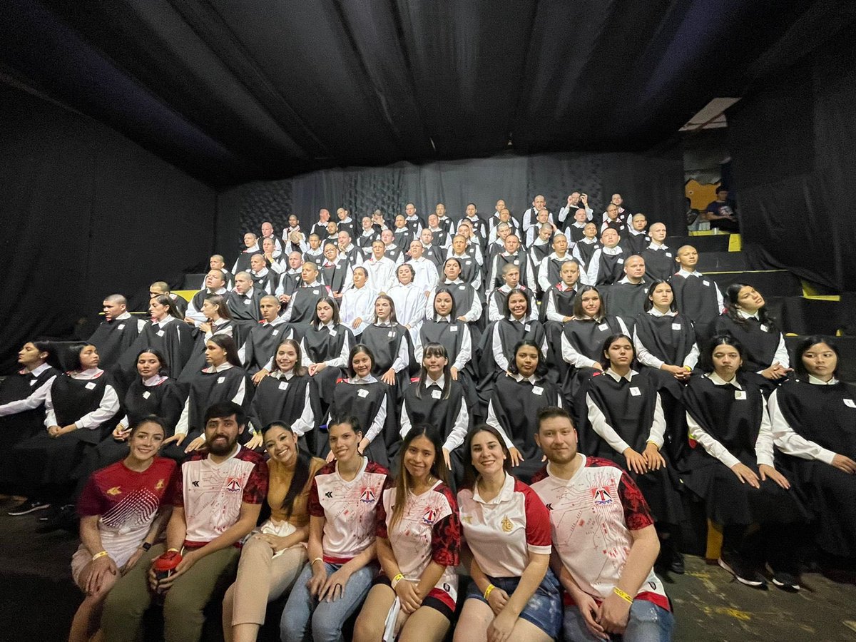 Desde el momento que EL EQUIPO tomó la responsabilidad de noche inaugural las otras facus ya perdieron 😜, el nivel de exigencia mínimo siempre es perfección en todo con ellos, PRIMER PUESTO HINCHADAAA, QUE SE ESCUCHE EL SAPUKÁI ❤️🤍