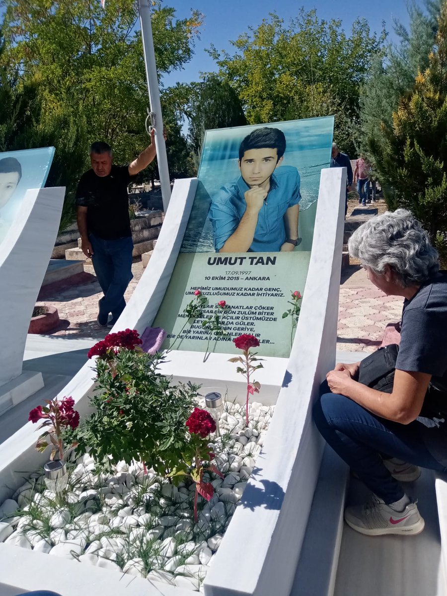 10EkimDER's tweet photo. #10Ekim #AnkaraKatliamı'nda yaşamını yitiren #CanberkBakış, #OnurTan, #UmutTan ve #KasımOtur 2 Ekim 2022'de mezarları başında anıldı. https://t.co/EzmQelF4tN