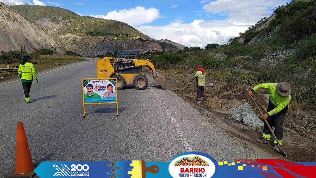 PrensaBnbt's tweet photo. #02Octubre | La @Barrio_Tricolor continúa apoyando en plan de limpieza y mantenimiento de cunetas en la Troncal 007, en el Municipio Sucre, @nicolasmaduro
@delcyrodriguezv
@GRaulparedes
@jehysonguzman #1x10delbuengobierno
#somostricolor #meridanosune https://t.co/SSFVLLCVkC