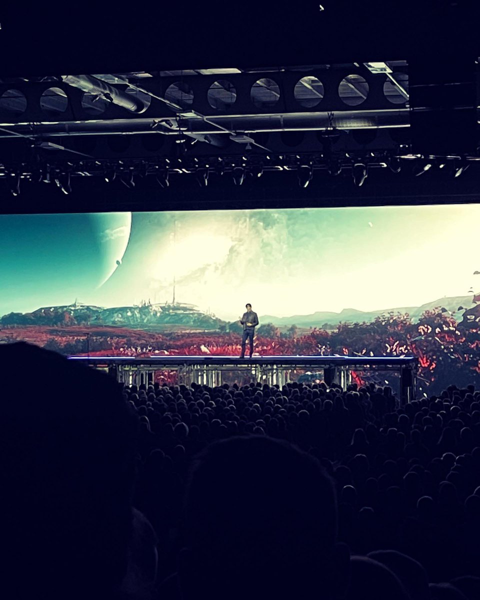 Props to@whoever did the backdrops on <a href="/ProfBrianCox/">Brian Cox</a> current tour. Some excellent visuals taking us to explore new worlds, black holes and the universe!