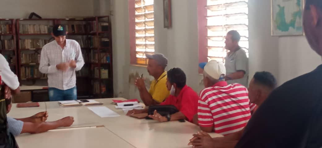 Siguiendo orientaciones de la Alcaldesa <a href="/LolimarPSUV/">Lolimar Montilla</a> el Movimiento de campesinos realizó encuentro junto al movimiento ecosocialismo articulando estrategias para realizar censo de trabajadores de la tierra en el Mcpio Bolívar 
#AraguaEsEducación 
<a href="/NicolasMaduro/">Nicolás Maduro</a>