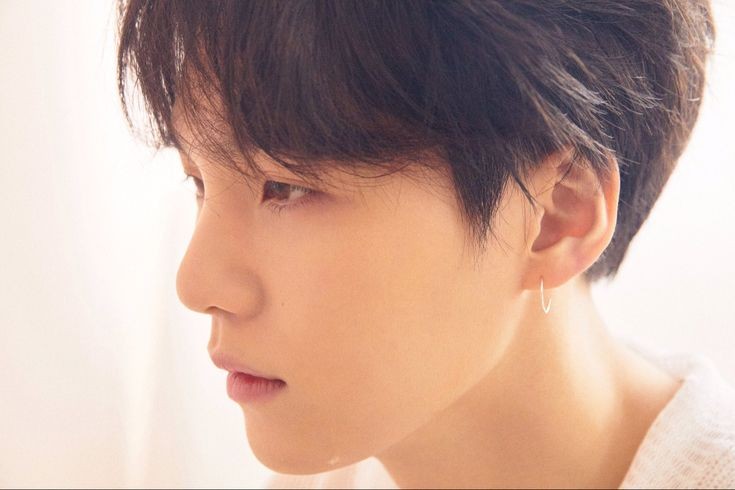 그리고 그 친구는 초록창에 방탄소년단 민윤기를 검색하고 올라온 이미지를 쭉 보더니 하던 말.

" 아~ 우는게 예쁜 남자? "

2n년생을 살면서 내 이상형을 알게되었다. 난 우는게 이쁜 남자를 좋아했던 것이다.

이 유죄인간 민윤기짱짱맨뿡뿡아. 
당신 존재가 극락이야··············.
