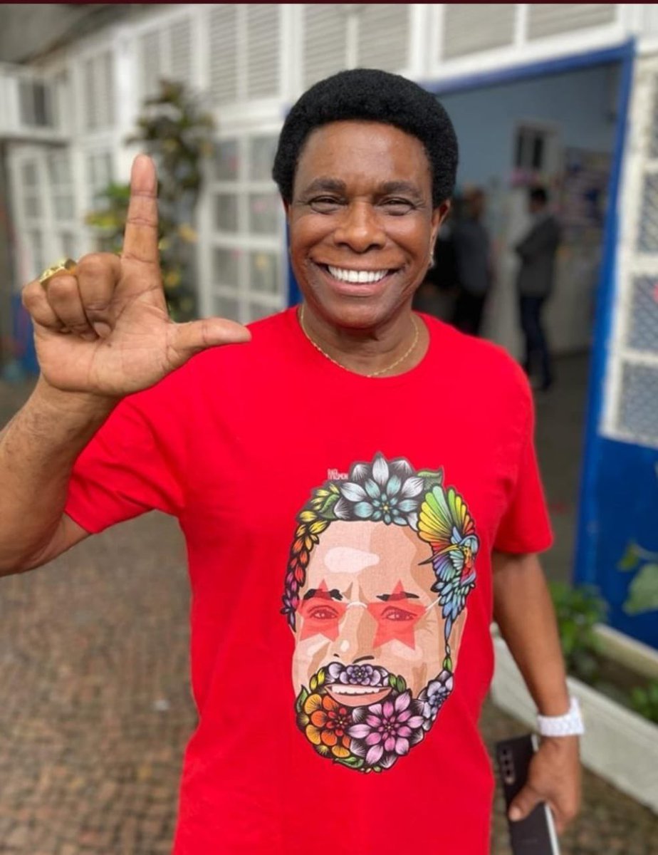 edugoldenberg's tweet photo. Taí o Neguinho da @BeijaFlorReal vestindo o @LulaOficial da @arafamon. https://t.co/liVK08W20G