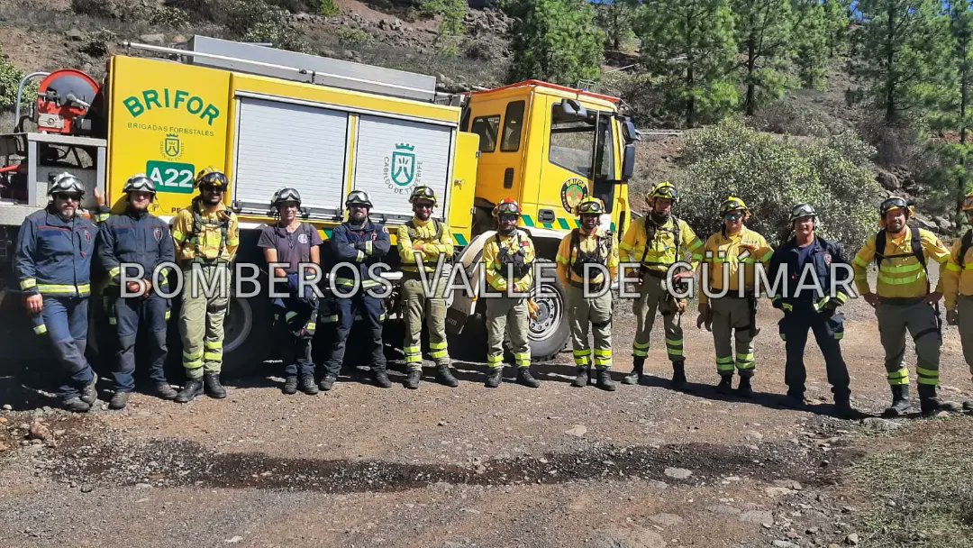 BomberosGuimar's tweet photo. Ayer compartimos con los compañeros de la #BRIFOR una serie de ejercicios teórico prácticos para reforzar los conocimientos a la hora de una actuación conjunta. 

#bomberosvallesegüímar https://t.co/acq4wVlb6i