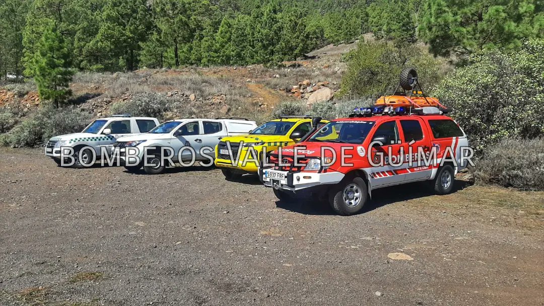 BomberosGuimar's tweet photo. Ayer compartimos con los compañeros de la #BRIFOR una serie de ejercicios teórico prácticos para reforzar los conocimientos a la hora de una actuación conjunta. 

#bomberosvallesegüímar https://t.co/acq4wVlb6i