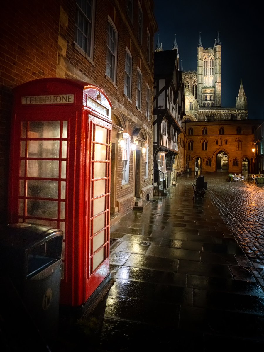The old and the very old - Lincoln Cathedral #lovelincoln #visitlincoln #telephonebox #cobbles #nightscape #thephotohour