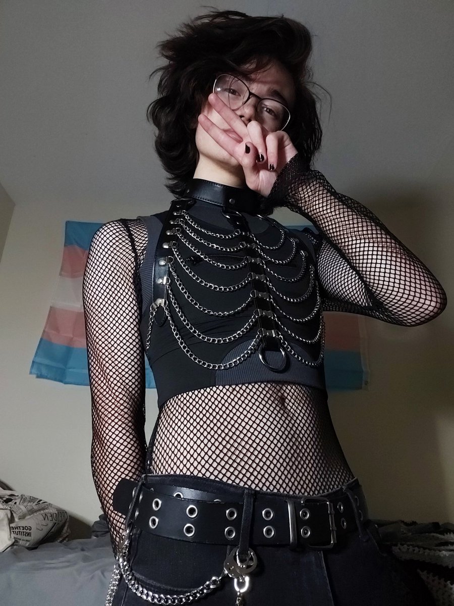 wrenoftheseus's tweet photo. mornin', who's up eyefucking this harnessed andro thing https://t.co/pMFD3e7uDW