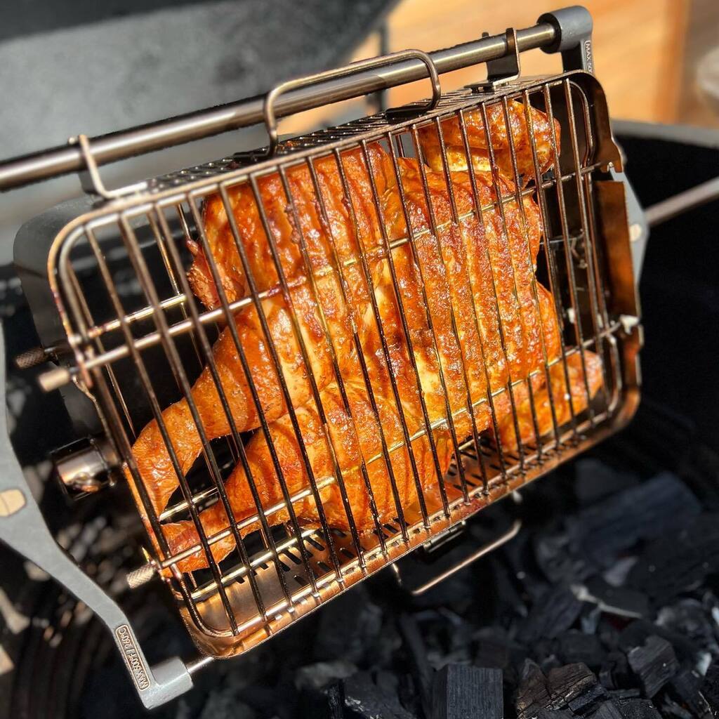 Incredible spatchcock rotisserie chicken seasoned overnight with @tubbytoms' Yard Bird rub. Absolutely love the new @kamadojoeuk rotisserie basket, once the chicken was at 50 I popped the veg into the tumbler. The carrots took on the chicken flavour beau… instagr.am/p/CjN5xceqs-d/