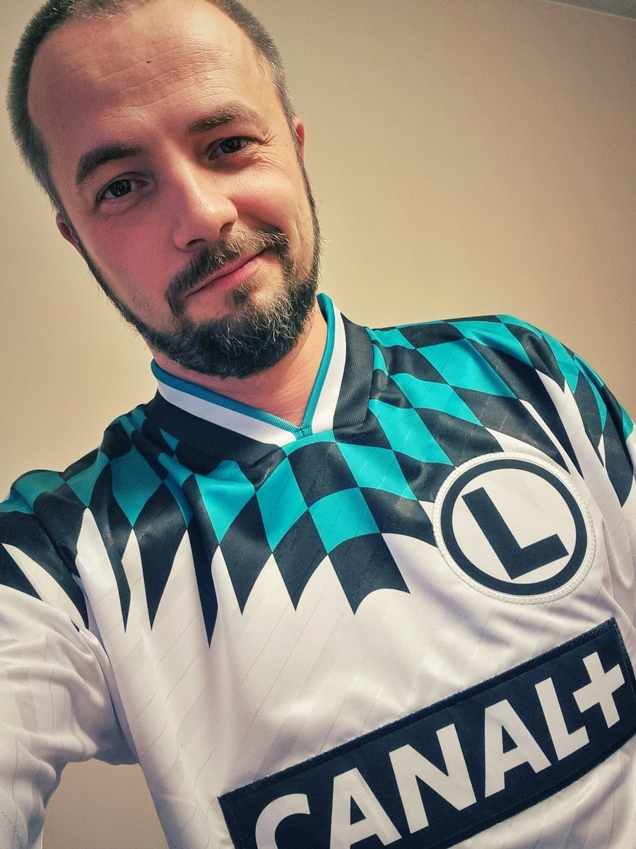 SP_LUK's tweet photo. Ale piękny prezent od Brata dostałem! 😍 Dzięki @MarioSiecinski! 🤜🤛 Kolejny #DzieńBarwowy @LegiaWarszawa pod znakiem #LegiaRetro! 🤩🇭🇺 https://t.co/MTFV3PcX4U
