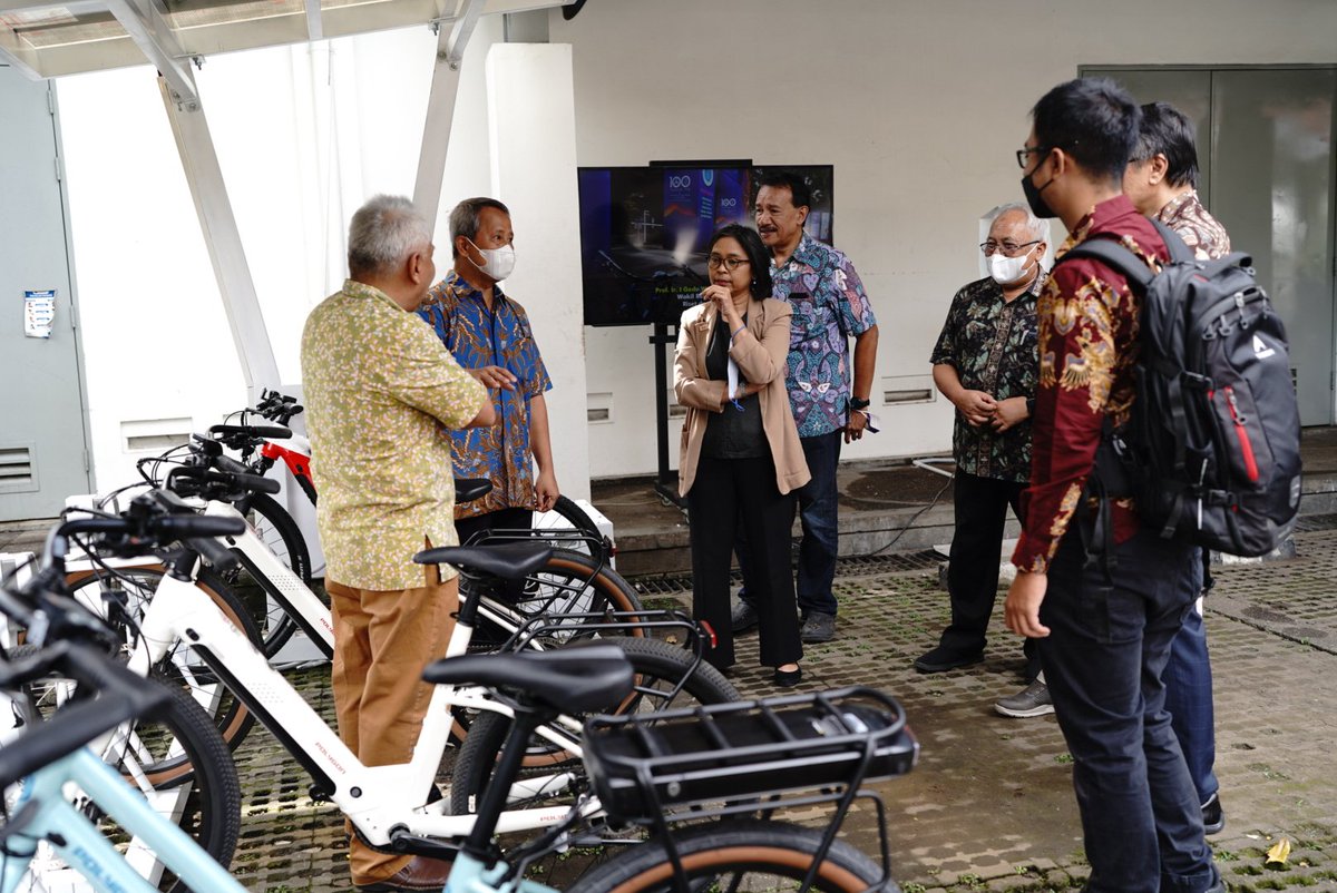 fsrditb1's tweet photo. Serah terima 20 unit sepeda polygon (eBike) yang diterima langsung oleh Rektor ITB Prof. Reini Wirahadikusumah, Ph.D., @itbofficial
Jumat, 30 Sept 2022.
Hasil Riset P2MI F 2020 oleh Dr Yannes Martinus, Msn kebanggaan FSRD ITB
#itb #fsrditb #ebikeitb #dpitb #desainprodukitb https://t.co/UXmgmRafQt