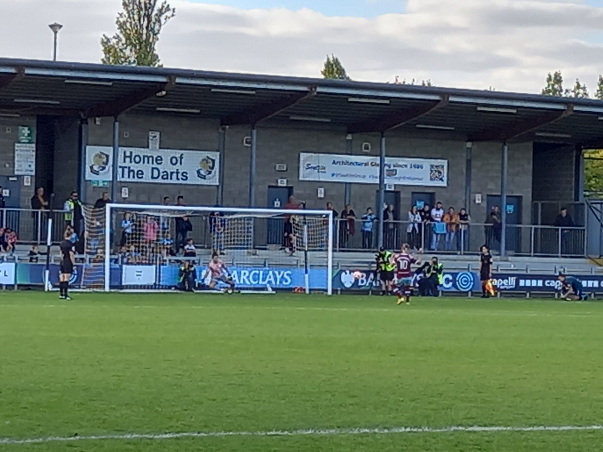 PaulDonegan1980's tweet photo. Finished @LC_Lionesses 2 @westhamwomen 2. West Ham won pens 10-9 to get extra point in the #ContiCup today. Heuchan gave LCL lead in 24th min. Ewens doubled their advantage in 61st min. Asseyi got goal back for WHU in 66th min. Brynjarsdottir equalised in injury time. #LCLWHU https://t.co/5WlTYD7ZNc