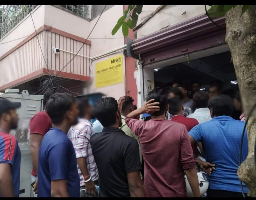 arey_aaisar's tweet image. Blinkit Delivery Workers strongly continuing their fight for the demand of basic pay per order, rejecting the new proposed slab by the company. Stand in solidarity with the workers uncompromising struggle. 
#AcceptITBlinkit
#WorkersDemands
#BowDownBlinkit
#DeliveryVoice