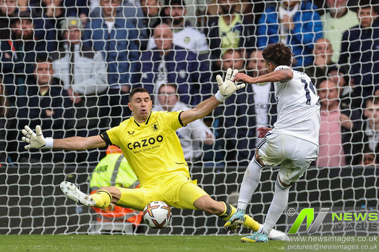 Mark_Cozy's tweet photo. Emiliano Martínez #1 of Aston Villa saves a close range shot from Rodrigo Moreno #19 of Leeds United during the Pre …
@LUFC #leedsunited #LUFC
@AVFCOfficial #AVFC #AVAWAT
#premierleague #PL #EPL
@Mark_Cozy
Sales - pictures@newsimages.co.uk https://t.co/y60ypNoHd0
