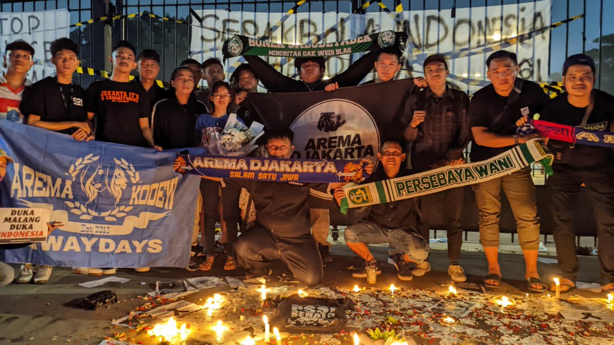 more80s's tweet photo. Duka mereka duka kita semua, RIP sepak bola indonesia🥀

#PrayForKanjuruhan https://t.co/EXOrDg6Np6