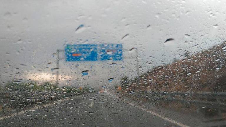 E112Andalucia's tweet photo. 📢Ojo, mañana vuelven las tormentas⛈️. Aviso amarillo este lunes en las provincias de #Granada y #Jaén. @AEMET_Esp 

▶️⌚️Comarcas de Guadix, Baza, Cazorla y Segura. De 13:00 a 20:00 horas.
▶️Extrema la precaución en carretera. #Consejos112
📸@DiarioJAENes https://t.co/z5C9UtBzjL