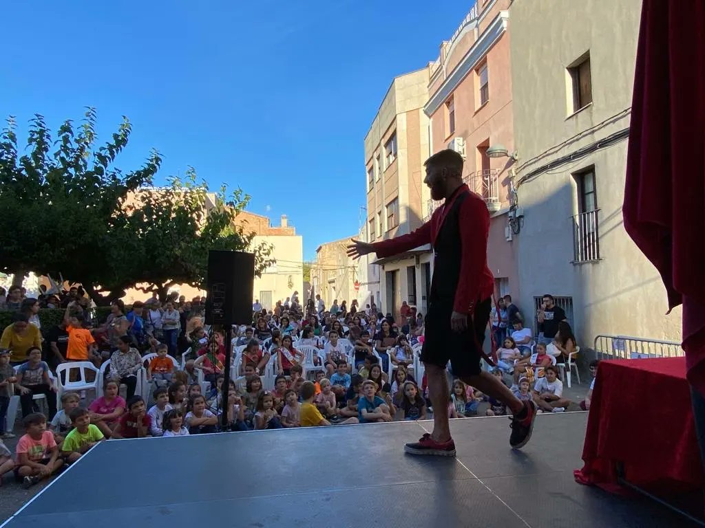 festesroquetes's tweet photo. Actuació del Mag Xixaraxera a les festes de la #RavalNova #Roquetes https://t.co/li69B7SdCG