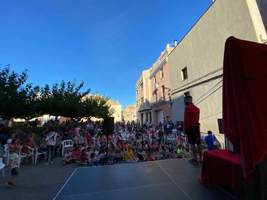 festesroquetes's tweet photo. Actuació del Mag Xixaraxera a les festes de la #RavalNova #Roquetes https://t.co/li69B7SdCG