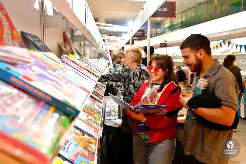 CanelonesCultur's tweet photo. 📗Las actividades son con entrada libre y gratuita.
📘Programa👉 https://t.co/0BvgWkA4ws
Ph: @IdCanelones
#FILCanelones
@ArgentinaEnUru
@OrsiYamandu
@sergiomachin
@jorgeschell
@tavoberriel
@municipiociudad https://t.co/Dk2EiiQE2h
