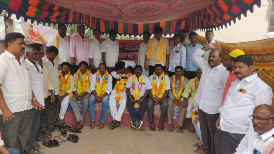 KShivasenkar's tweet photo. అనంతపూర్ జిల్లా
గుంతకల్లు నియోజకవర్గం మాజీ శాసనసభ్యులు 
ఆర్ జితేంద్ర గౌడ్ గారు ఆదేశాల మేరకు 
పామిడి లో రిలే నిరాహార దీక్షలు మొదలుపెట్టాం.పట్టణ కన్వీనర్ జింకల రామకృష్ణ మరియు పట్టణం మండలం సెక్రెటరీ ఆధ్వర్యంలో ఈ కార్యక్రమాన్ని జయప్రదం చేయడం
కరూర్ శివశంకర్ 
జిల్లా బీసీ సెల్ సెక్రెటరీ https://t.co/ZMa0d5AmIH