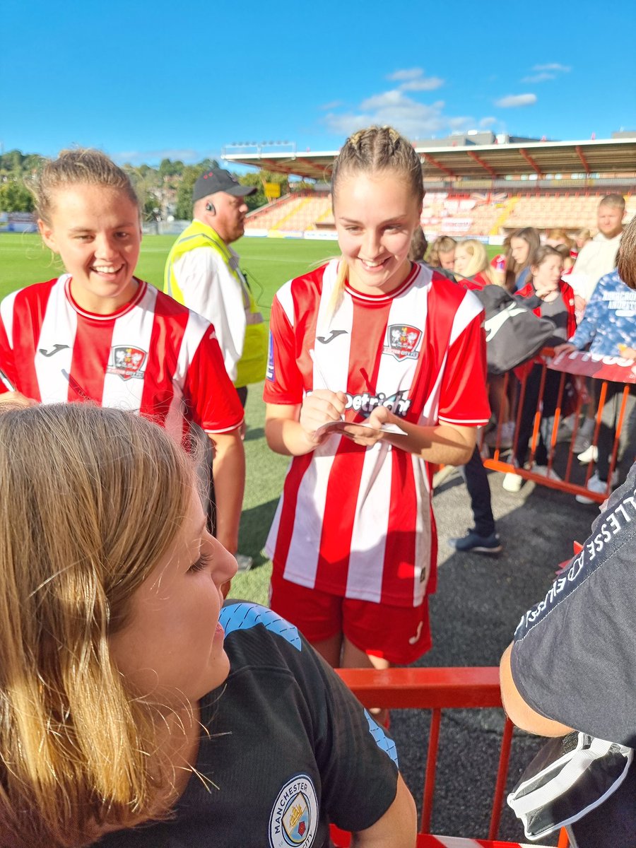 LiamofJones's tweet photo. @ExeterCityWFC My daughter Alice had an amazing 10th birthday meeting you guys. Thanks for a great day! https://t.co/0bDZD8Qv34