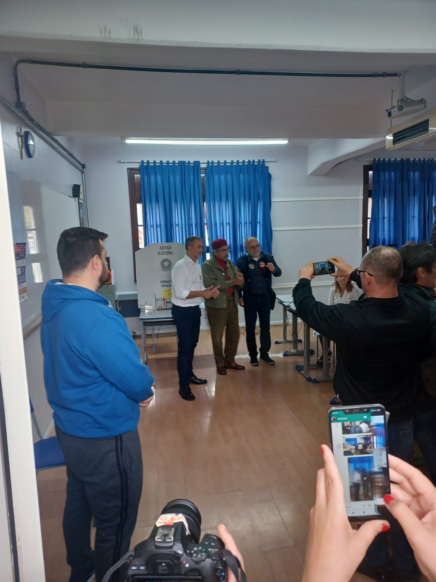 Candidatos ao Piratini, Edegar Pretto e Pedro Ruas, acompanham voto do candidato ao Senado, Olívio Dutra, no Colégio LaSalle São João, na zona norte de Porto Alegre #EleiçõesNaGaúcha