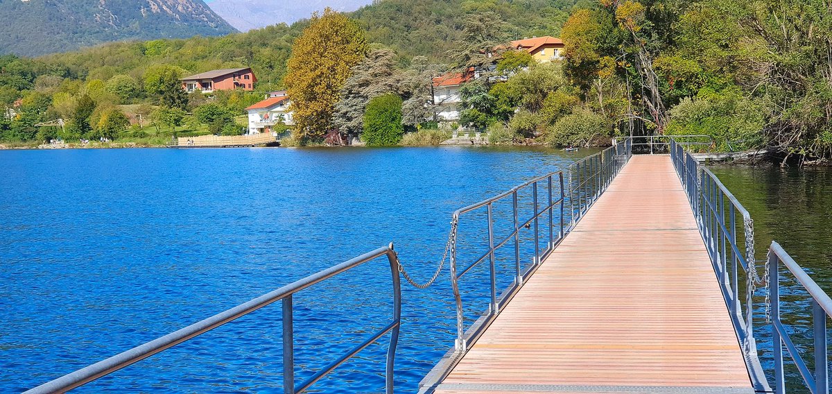 Lequazione's tweet photo. At the lake.
#Autunmcolors
#Avigliana https://t.co/zLhpyOyXxB