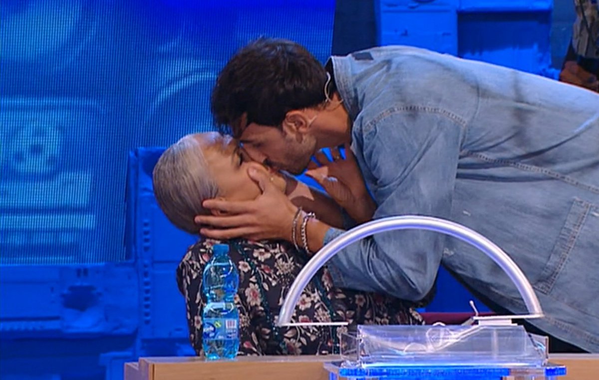 sigh_fra's tweet photo. stagione 1                   stagione 2
#amici21                     #amici22 https://t.co/trZkUMY1SF