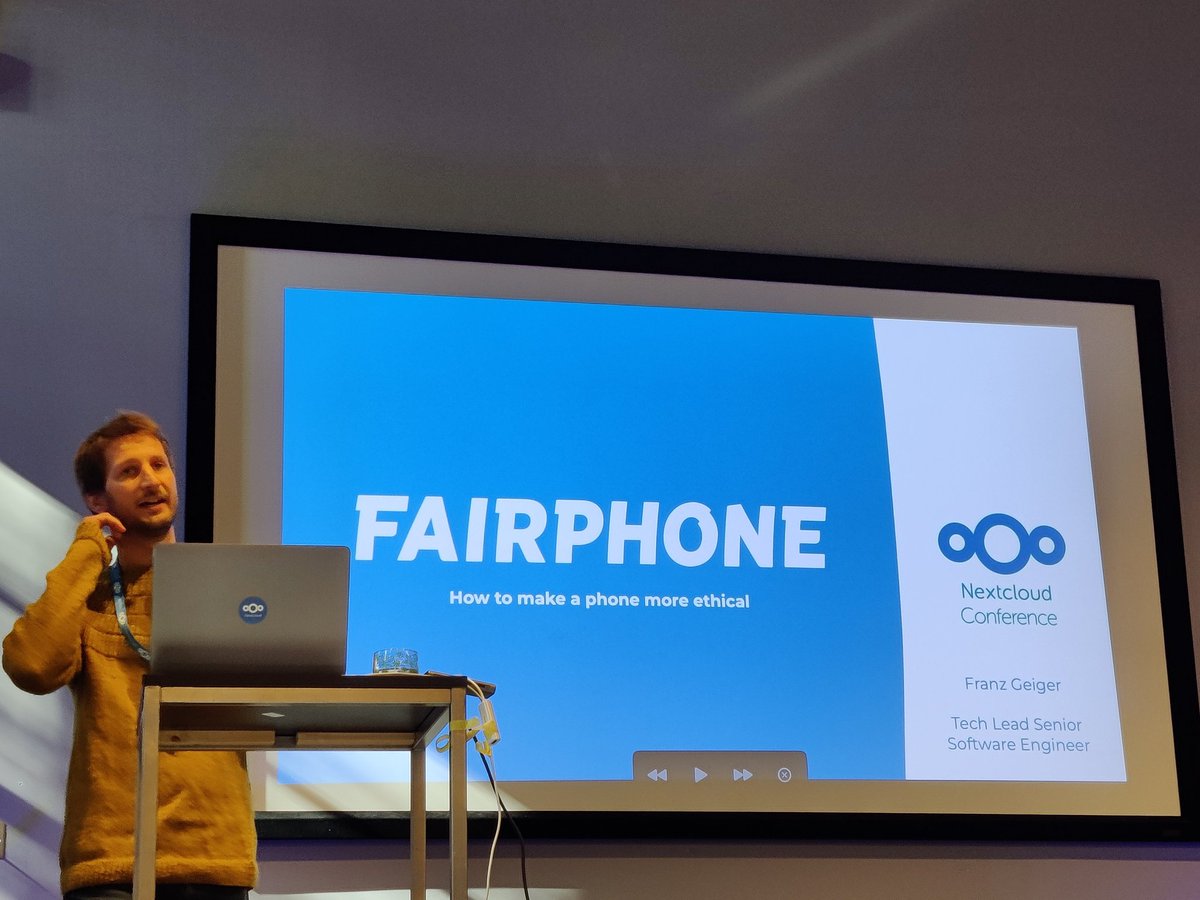 LaMouetteODF's tweet photo. Place maintenant à Franz Geiger
(@justfortherec), ingénieur principal de @Fairphone. 👏

On part d'un constat :

« 1.5 milliards de téléphones sont vendus chaque année. Les déchets électroniques font partie des déchets qui augmentent le plus vite au niveau quantité ». 😱 https://t.co/a8yvijgDpZ