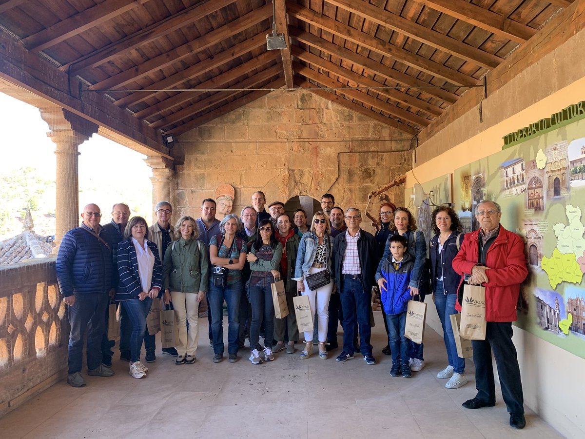 Ayer viaje cultural a Alcaraz, del COAATIE de Albacete. Admiramos la obra de Vandelvira y la restauración del retablo de Juan de Borgoña por el pintor Albaceteño Pablo Nieto. Y fuimos recibidos por el Alcalde. Una espléndida jornada con una buena comida entre compañeros