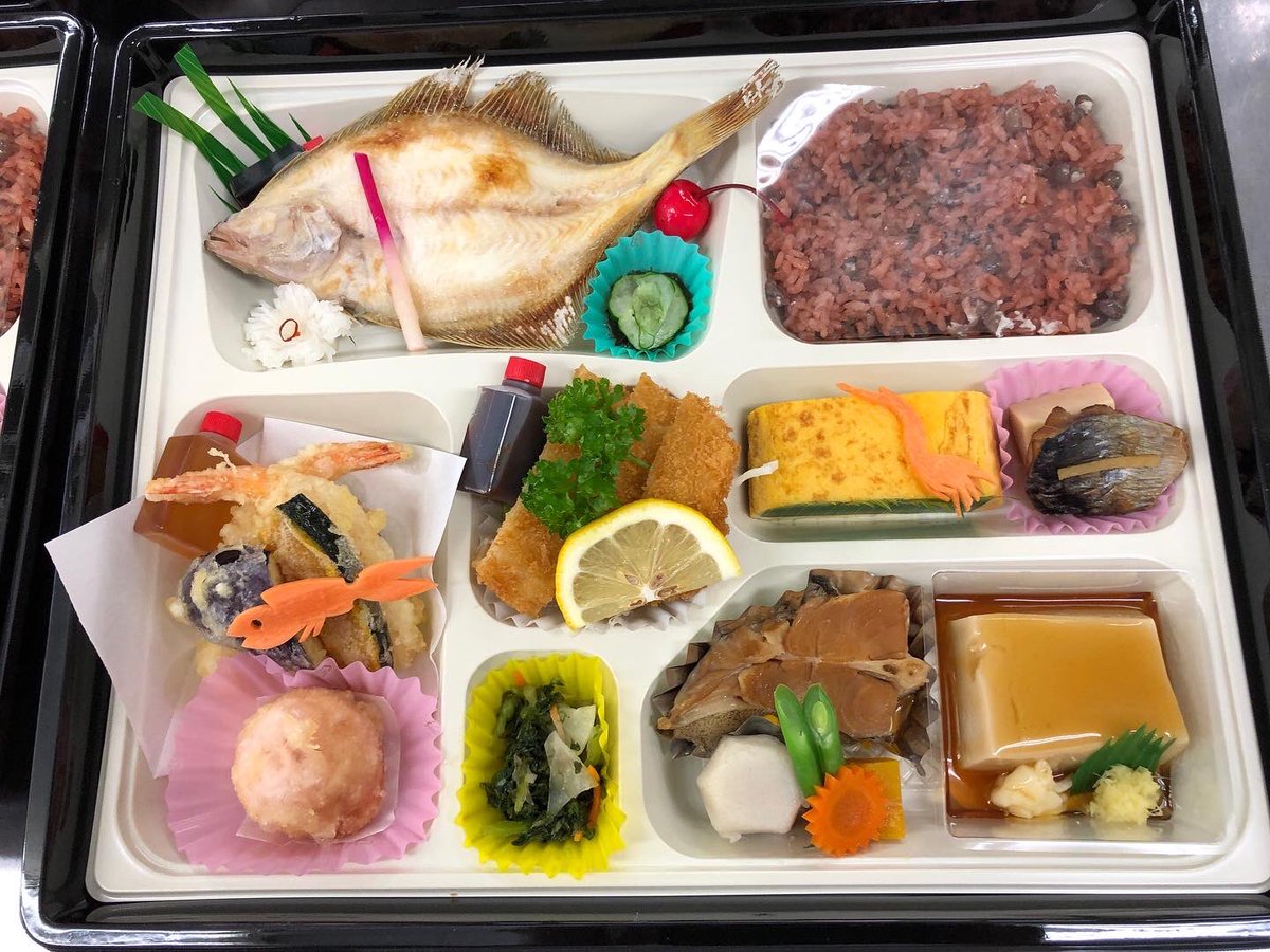 abe18997433's tweet photo. お赤飯をつけた折り詰めのリクエストでした。
庄内のお米は、最高ですね。

#志幡
#酒田市
#日本料理
#山居倉庫
#テイクアウト
#弁当
#山形県
#人参の飾り切り
#食の都庄内
#庄内たび https://t.co/FVcTA8FWur