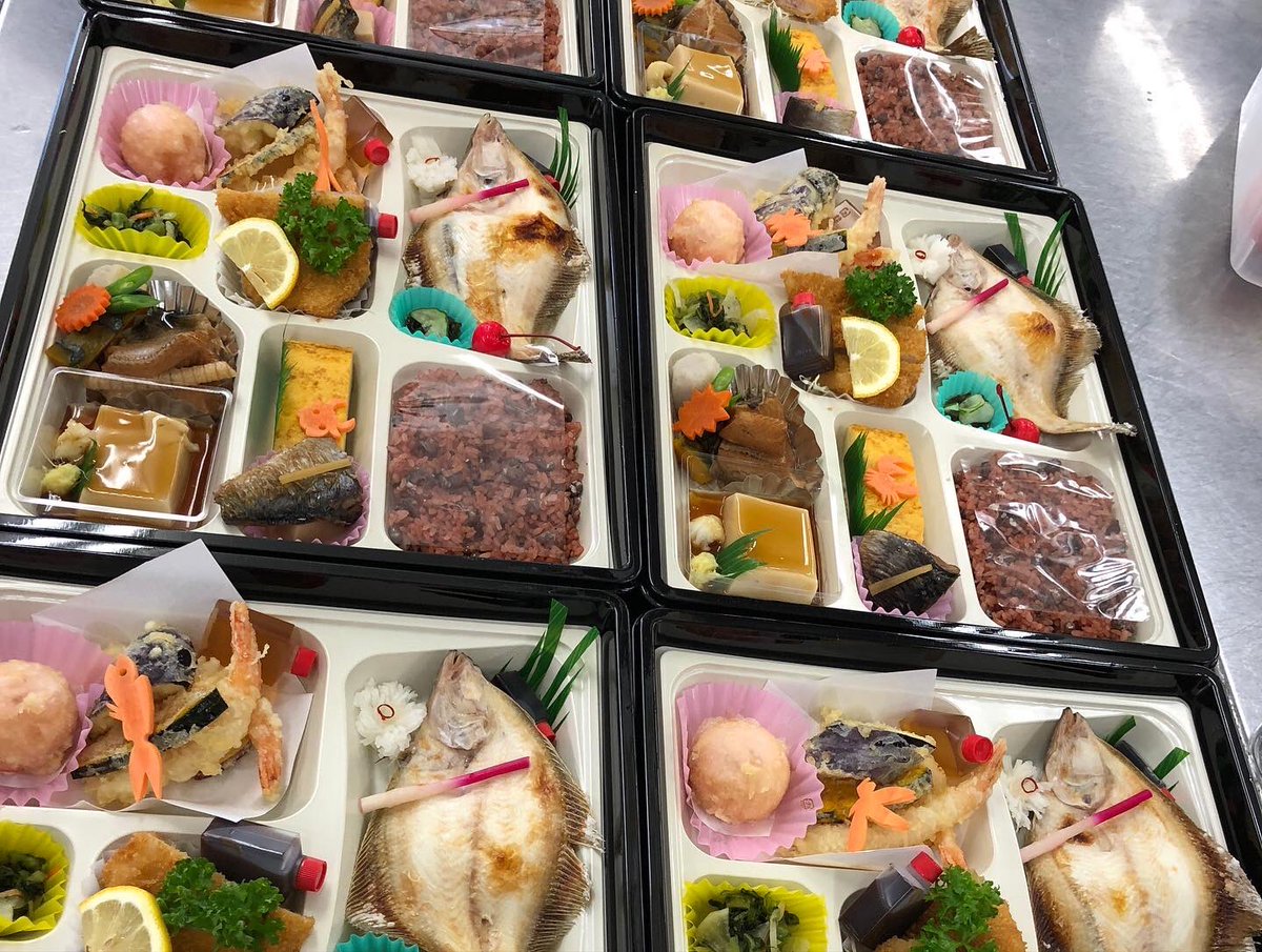 abe18997433's tweet photo. お赤飯をつけた折り詰めのリクエストでした。
庄内のお米は、最高ですね。

#志幡
#酒田市
#日本料理
#山居倉庫
#テイクアウト
#弁当
#山形県
#人参の飾り切り
#食の都庄内
#庄内たび https://t.co/FVcTA8FWur