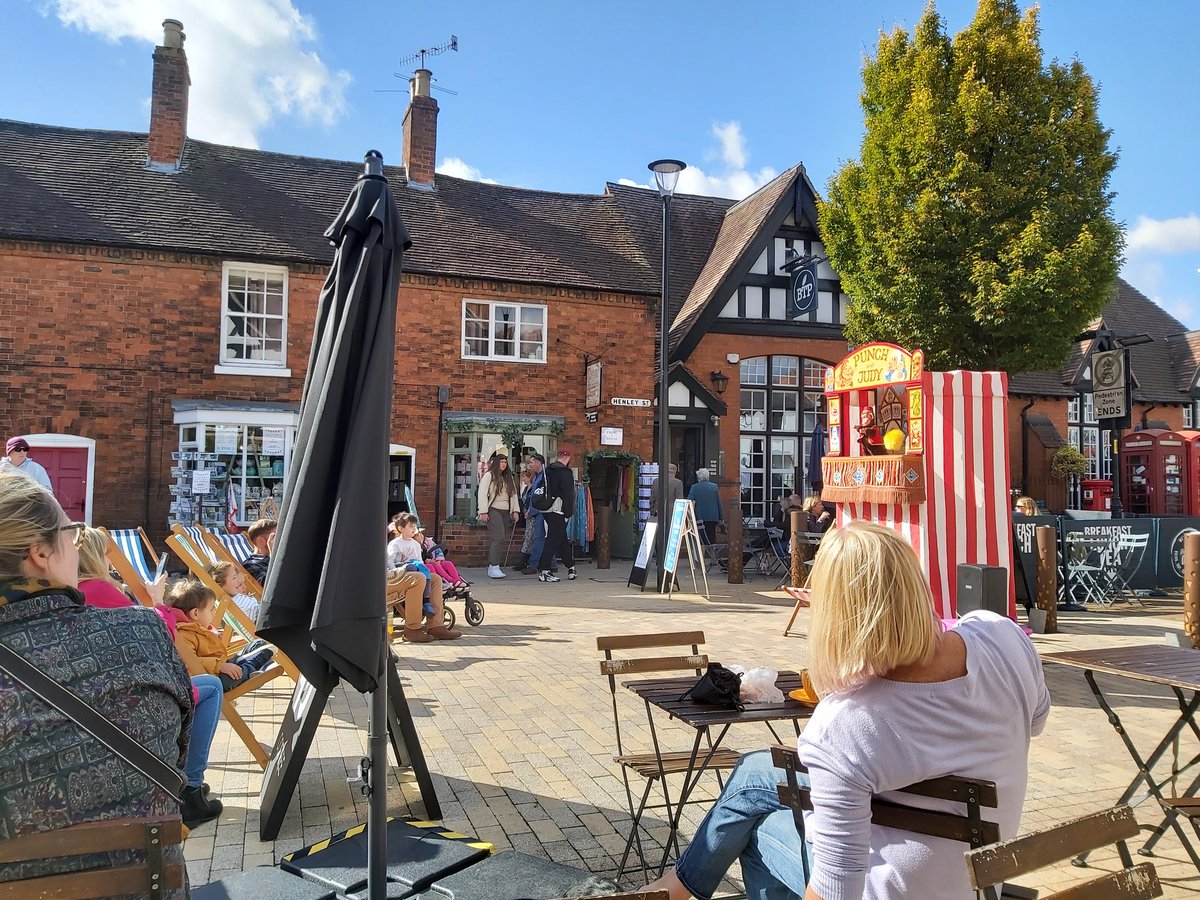 alliecrokeract's tweet photo. You know those days when you pop out for coffee and find a #PunchAndJudy show starting?! And obviously there is a monkey spring cleaning. #StreetTheatre #DavidWilde #Arts https://t.co/9R6d8b4HZx