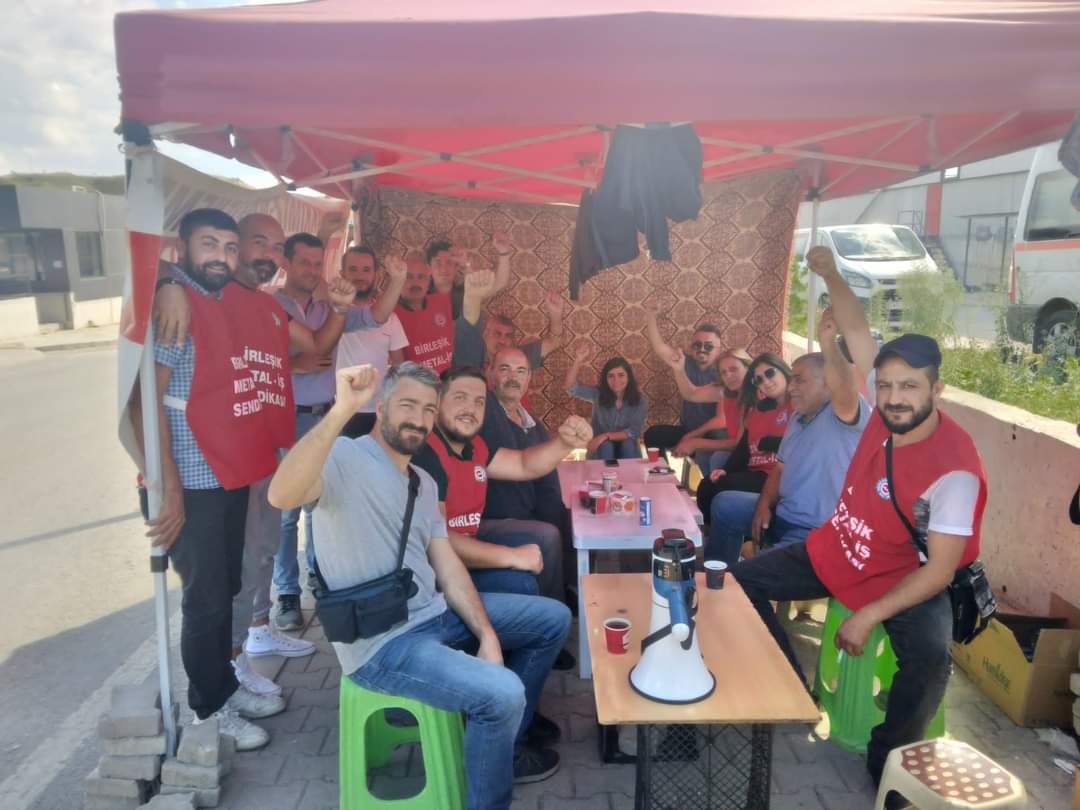 BirlesikMetal's tweet photo. Asen Metal direnişimiz kararlılıkla devam ediyor. Yaşasın #AsenMetal direnişimiz..
Yaşasın Onurlu Mücadelemiz! https://t.co/O2nkqC8fEp