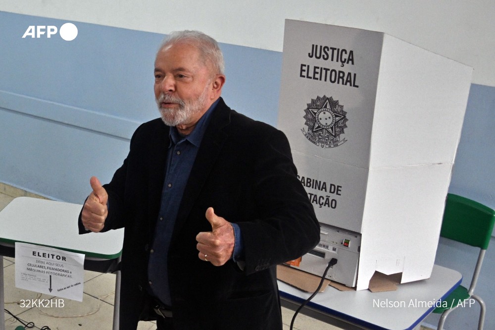 AFPespanol's tweet photo. #ULTIMAHORA Lula vota y afirma que quiere que Brasil "vuelva a la normalidad" #AFP https://t.co/89PzovSgYv