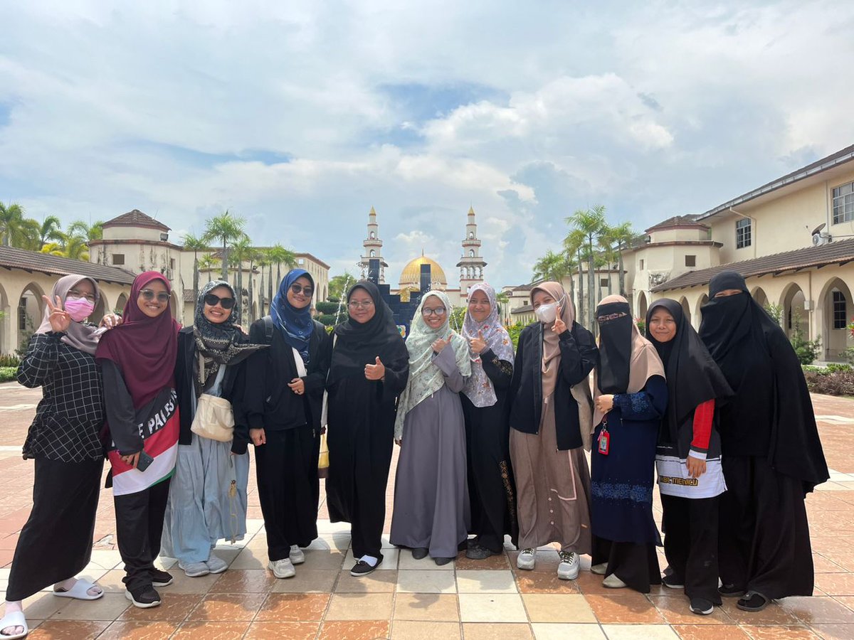 HaAnaDza8's tweet photo. KUIS Kollage University Antar Bangsa Selangor https://t.co/m3a7xPSqkq