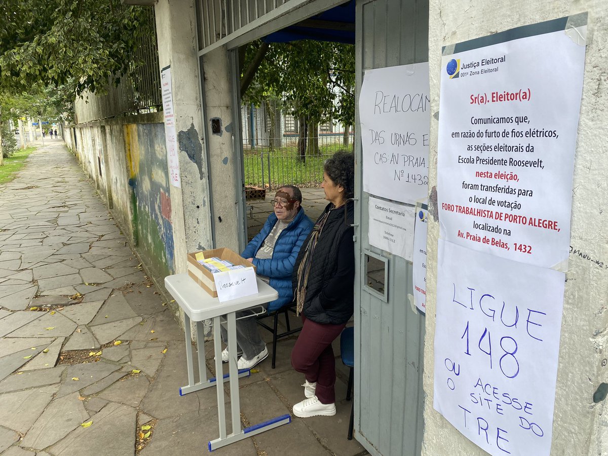 Não está ocorrendo votação na escola Presidente Roosevelt, bairro Menino Deus, Porto Alegre. Foi transferido para o Foro Trabalhista, na Praia de Belas. Desde as 7h30, cerca de 300 pessoas foram até o local e foram orientados pela funcionária. #EleiçõesnaGaúcha#EleiçõesnaRBS2022